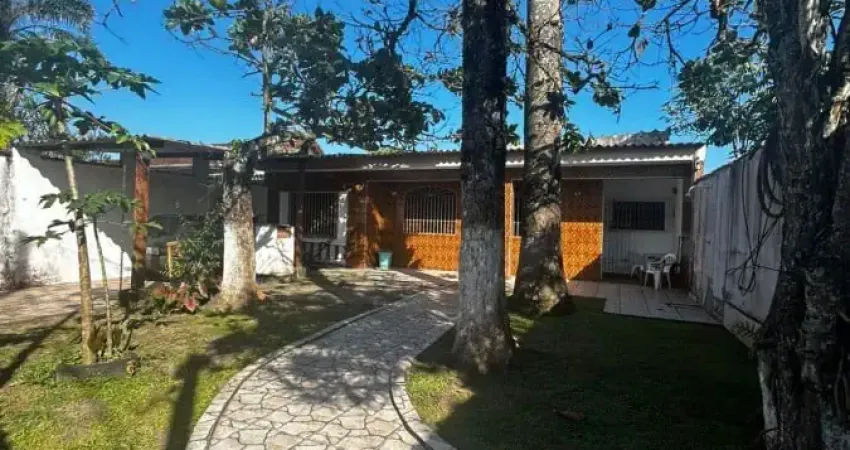 Casa com 2 quartos, jardim e espaço para piscina em Itanhaém.