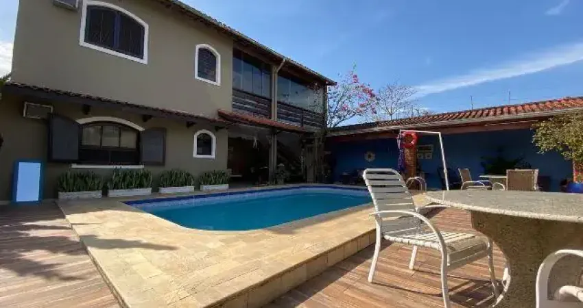 Casa na praia com 5 quartos e piscina em Itanhaém - R$ 950.000,00.