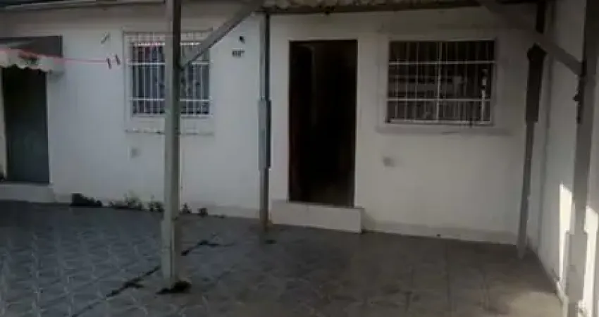 Casa térrea com 2 quartos e garagem para 3 carros, bairro Jardim Castelo, em Santos/SP