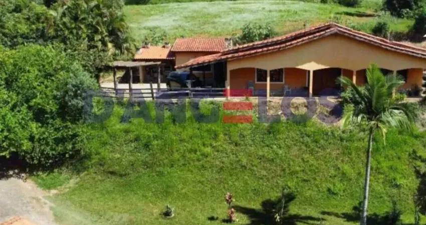Chácara de Luxo à Venda em Pinhalzinho-SP: 4 Quartos, 1 Suíte, 2 Salas, 3 Banheiros, 6 Vagas de Garagem, 120m² de Área
