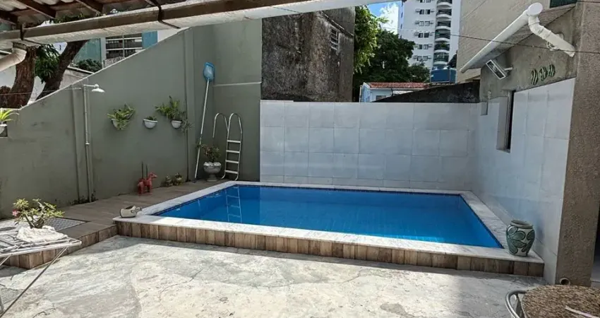 Casa na Praça de Casa Forte com 4 quartos sendo 3 suítes com 300m² por R$ 1.200.000,00.