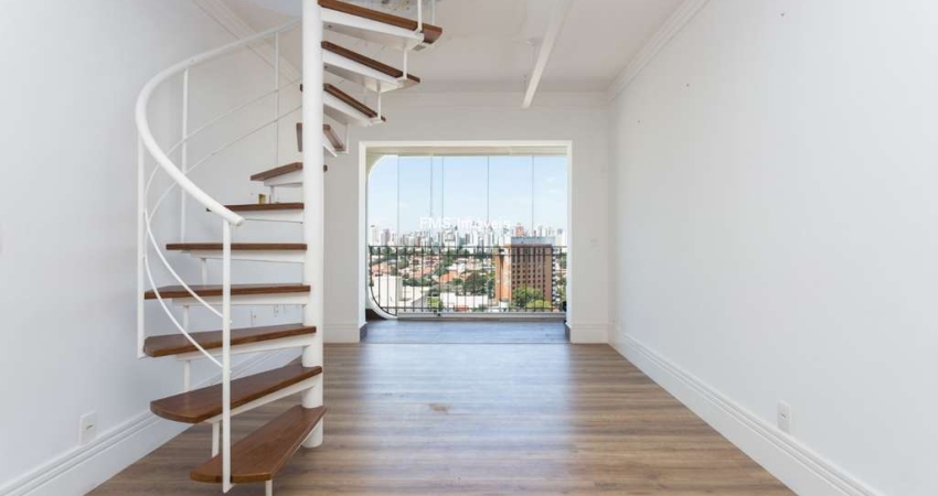 Cobertura à venda em Moema com 1 suíte, 2 vagas, 182m².