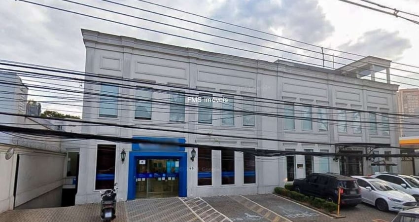 Loja comercial de alto padrão para locação em Alto de Pinheiros, 6 vagas de garagem e 440m² de área.