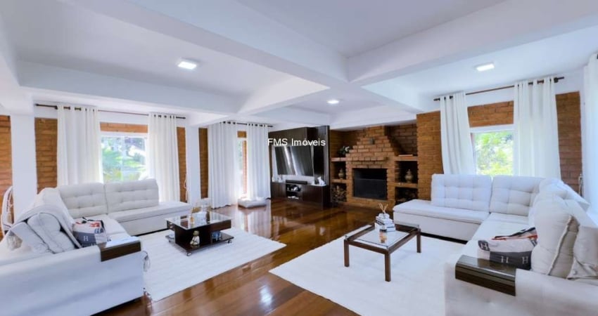 Imóvel de luxo em Cotia-SP: Casa à venda ou locação com 7 quartos, 5 suítes, 3 salas e 2.500 m² de área em Chácaras dos Lagos.