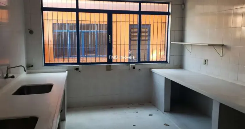 Casa Comercial para Locação: 8 salas, 2 banheiros, 4 vagas de garagem, 500m² na melhor localização do Campo Limpo, São Paulo-SP.