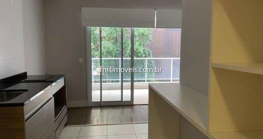Apartamento com armários na cozinha, quarto e banheiro, ar condicionado, cooktop.