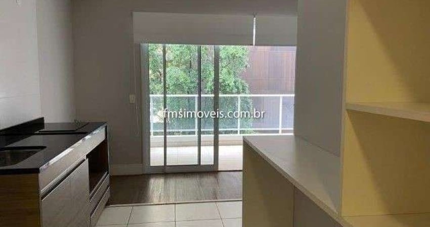Apartamento com armários na cozinha, quarto e banheiro, ar condicionado, cooktop.