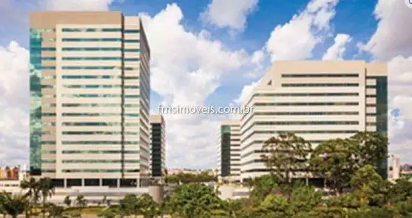 Conjunto comercial com 834m² na Av. das Nações Unidas.