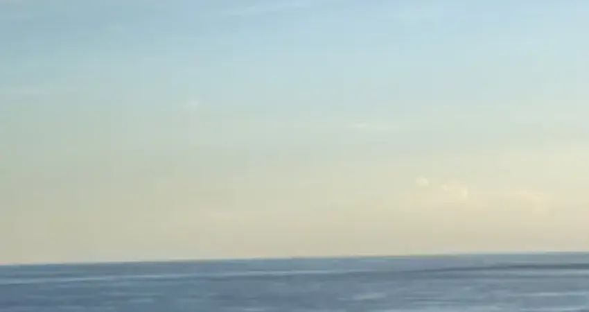 Mobiliado ,Lindo tudo novinho predio frente ao mar so entrar vista lateral