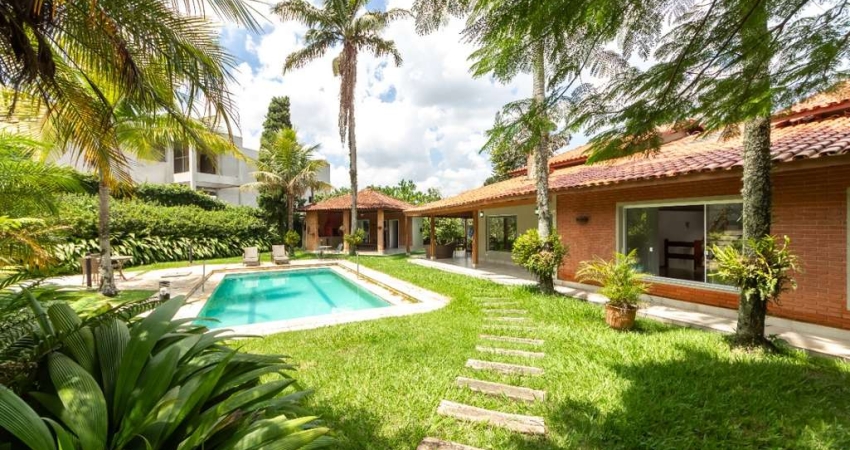 Casa em condomínio para venda com 5 quartos, sendo 3 suítes, 550m²