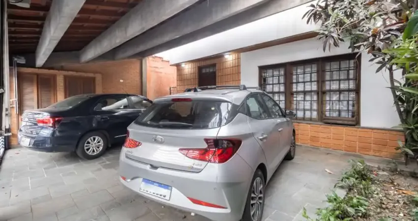 Casa tipo para venda com 6 quartos, sendo 2 suítes, 277m²