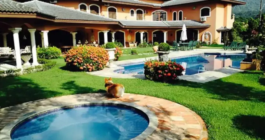 Casa em condomínio para venda com 7 quartos, sendo 6 suítes, 1,000m²