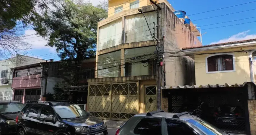Sobrado Comercial - 4 salas amplas 2 banheiros - todo reformado de frente a Paróquia e Praça Nsa de Fátimade frente