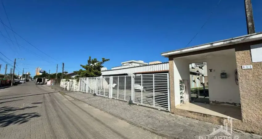 Casa na praia a 800 metros do mar em condomínio fechado