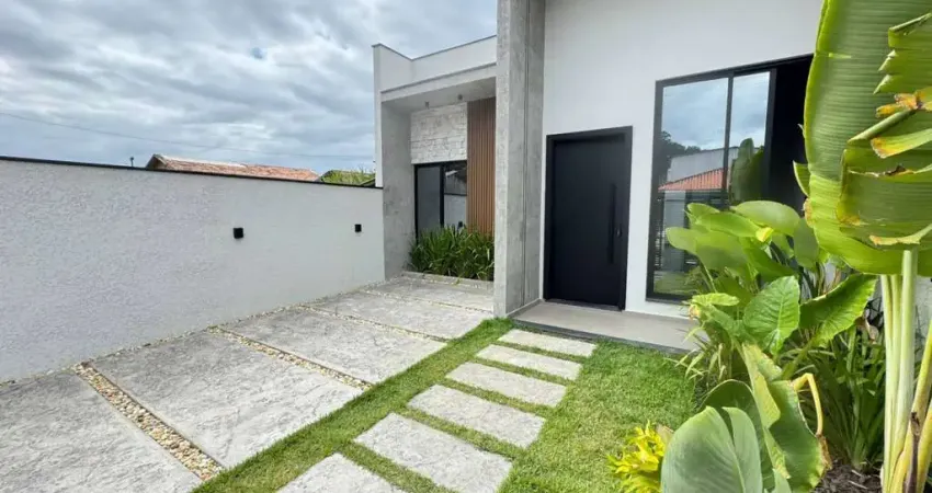 Casa na praia a 6 minutos do mar com excelente acabamento