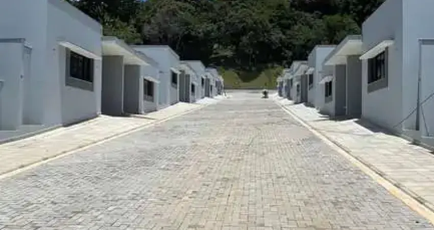 Casa térrea com 02 dormitórios em Condomínio Village - Usina - Atibaia/SP