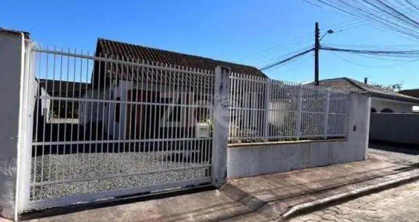 Casa com 3 quartos à venda na Rua Gustavo Richard, 163, Guanabara, Joinville
