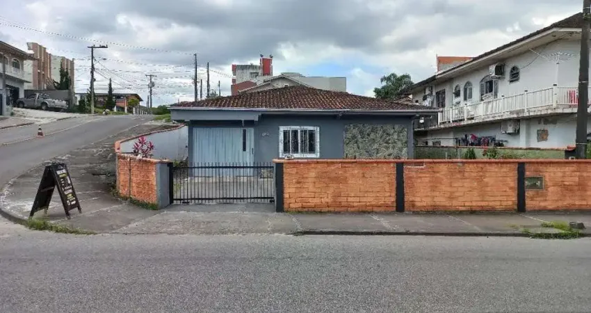 Casa com 4 quartos para alugar na Rua João Reinhold, 882, Iririú, Joinville
