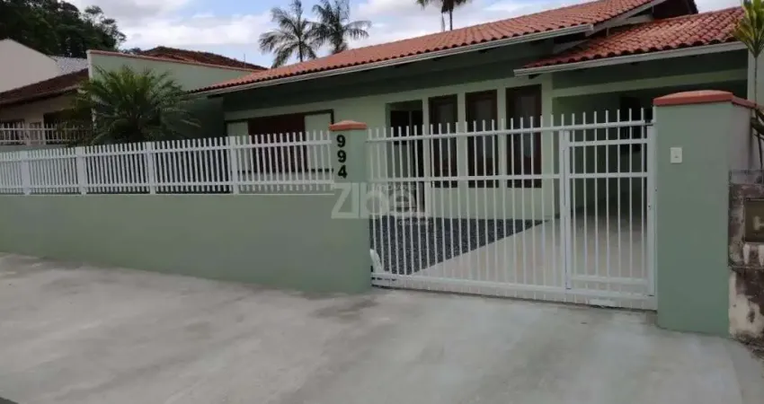 Casa com 3 quartos para alugar na Rua Indaial, 994, Saguaçu, Joinville