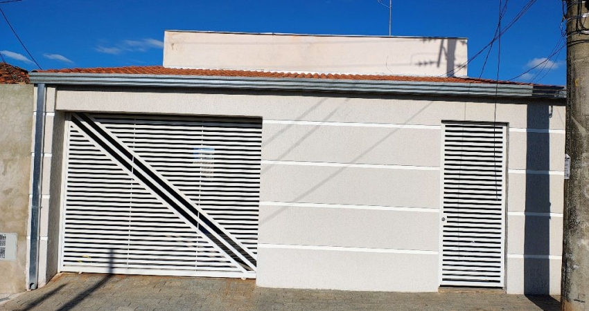 Charmosa Casa Térrea no Santa Rosália com 3 Dormitórios e Quintal