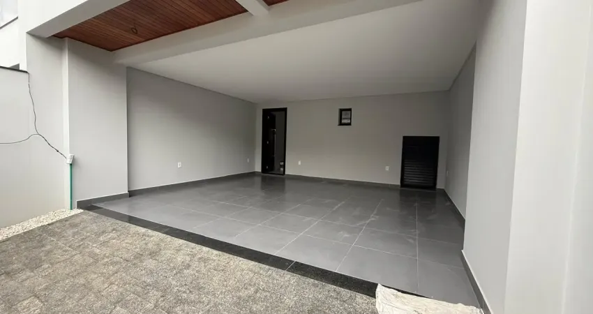 Sobrado NOVO Amplo com 03 suítes e 02 vagas no Centro de Itajaí