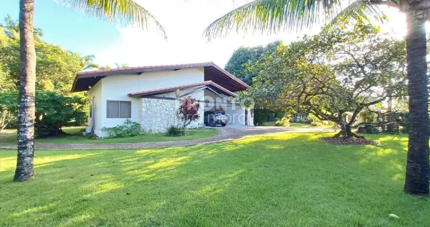 Excelente casa mobiliada em condomínio com 216,06m² de área construída, localizado em aldeia.