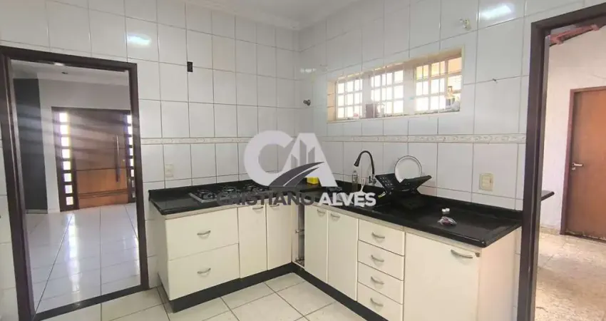 Casa usada com piscina de esquina à venda , setor papillon park, aparecida de goiânia próximo supermercado, avenida anel viário