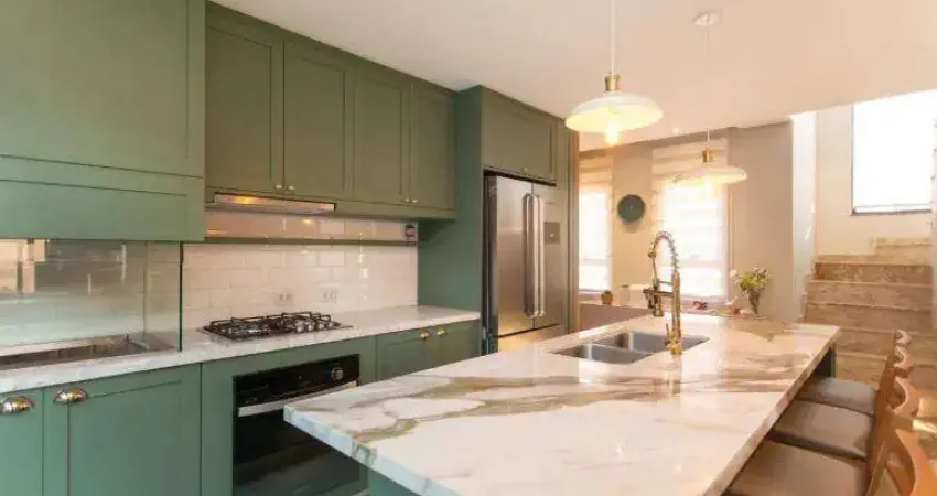 Lindo triplex em condominio fechado, totalmente mobiliado, prox. ao jacomar