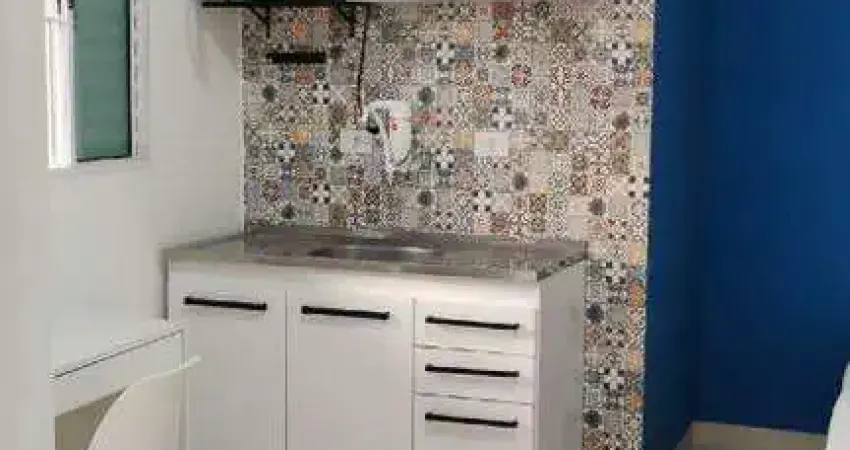 **LINDA KITNET PRÓX. USP**01 Dormtório, Banheiro com box, Cozinha c/ armário, Microondas, Geladeira nova, 02 Cadeiras, Box e Cama, Guarda Roupa espaço