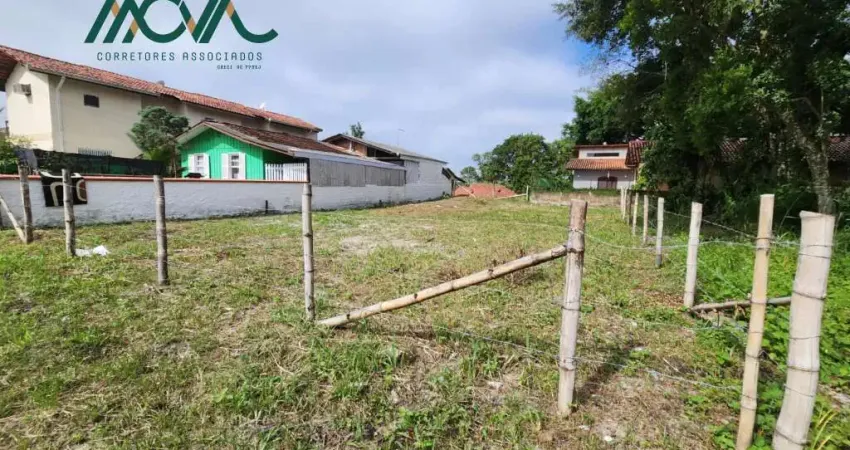 Excelente terreno, aterrado e cercado. pronto para construir, aproximadamente 200 metros da praia