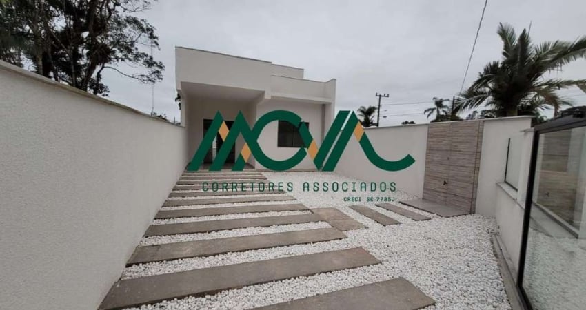 Casa com Piscina em Itapoá, 3 quartos sendo 1 suíte, pertinho da praia!