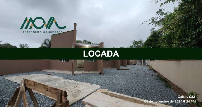 Kitnet mobiliada Unidade 01, primeira locação, com um banheiro, quarto, sala e área de serviço.