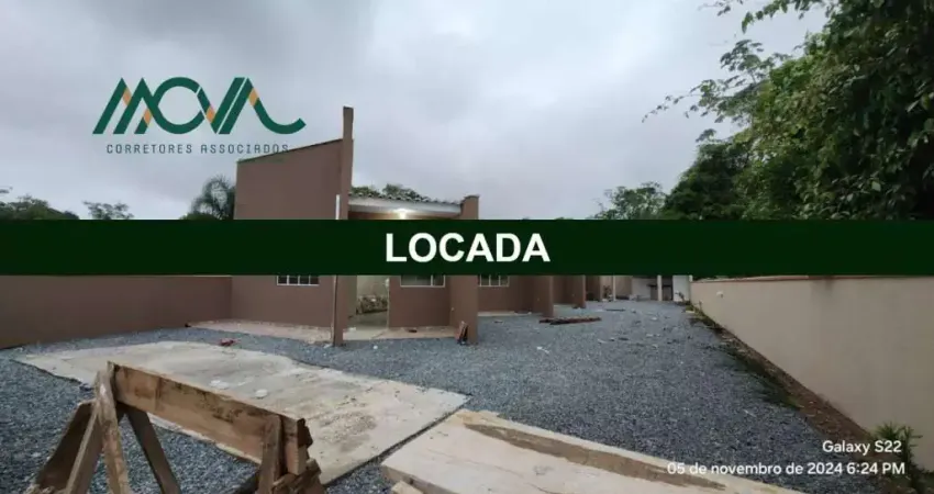 Kitnet mobiliada unidade 01, primeira locação, com um banheiro, quarto, sala e área de serviço.