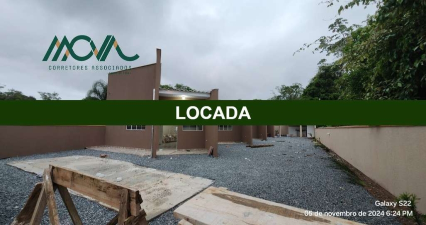 Kitnet mobiliada Unidade 03, primeira locação, com um banheiro, quarto, sala e área de serviço.