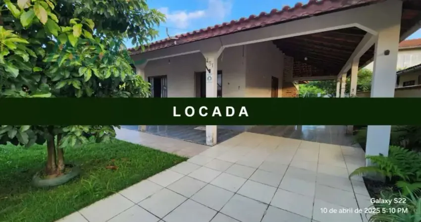 Aluguel mensal - casa com piscina no balneário princesa do mar