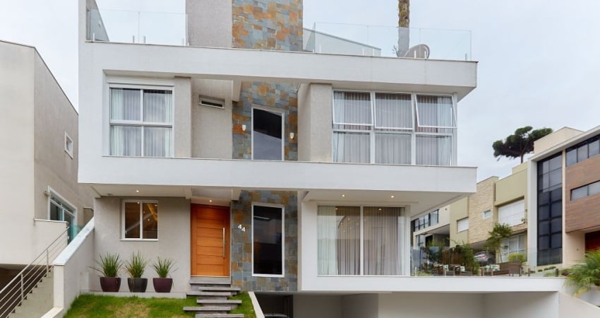Casa de Alto Padrão à Venda em Condomínio Fechado – Uberaba, Curitiba