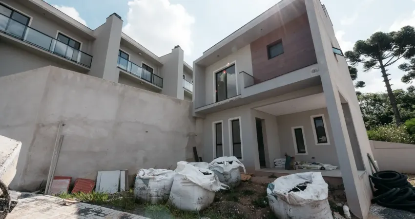 Lindo Sobrado à Venda em Condomínio Fechado, bairro Itaboa em Campo Largo