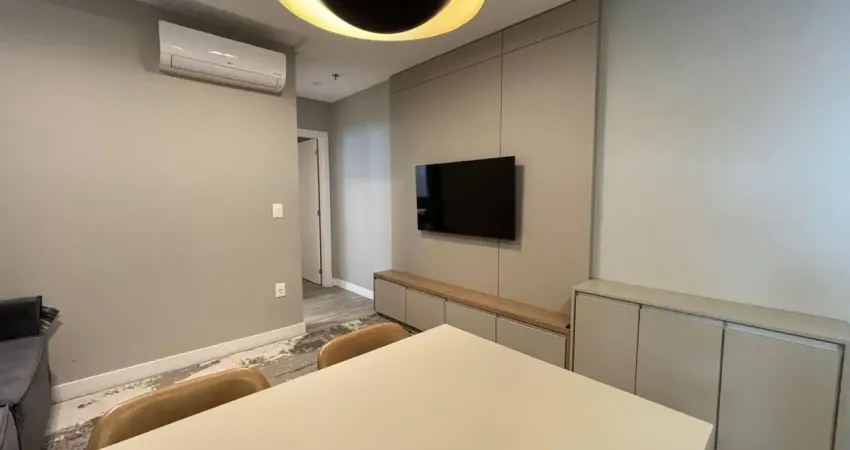 Flat mobiliado e decorado á venda em meia praia, itapema (sc)