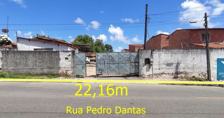 Terreno / Imóvel Comercial Próximo a Avenida do Aeroporto, BR 116 e Arena Castelão em Avenida de Grande Fluxo no Bairro Dias Macedo (1.052m2 de Terreno), Mede 22,16m X 47,80m, Totalmente Plano e Murad