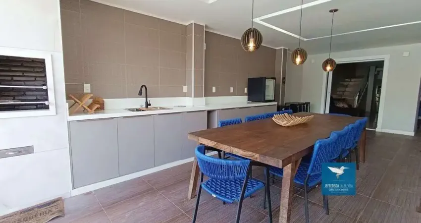 Casa Duplex com Energia Solar, Móveis Projetados, Piscina e Amplo Deck em Rua Pública na Região Central Eusébio, 180m2, 03 Suítes, Gabinete, Sala com 02 Ambientes, Varanda, 04 Vagas