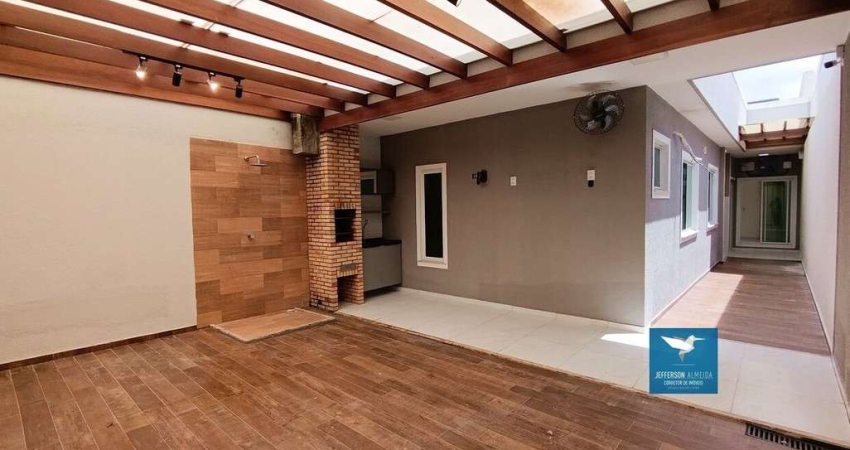 Casa Plana Solta com Energia Solar, Móveis Projetados e Deck com Churrasqueira em Eusébio, Energia Solar Instalada, 03 Quartos, 98m2, Lote de 180m2, Sala com Pé Direito Alto, 02 Vagas