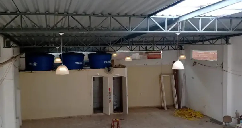 Galpão com 350 metros de terreno e 260 m² de área construída, casa na frente 120 m², mais galpão nos fundos com 140 m², com 5 dormitórios, 5 banheiros, sala de estar, cozinha, 4 vagas de garagem para