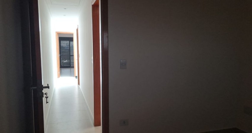 Linda casa! (construção nova) com 3 dorm., uma suíte, 2 vagas sala de dois amb. e quintal