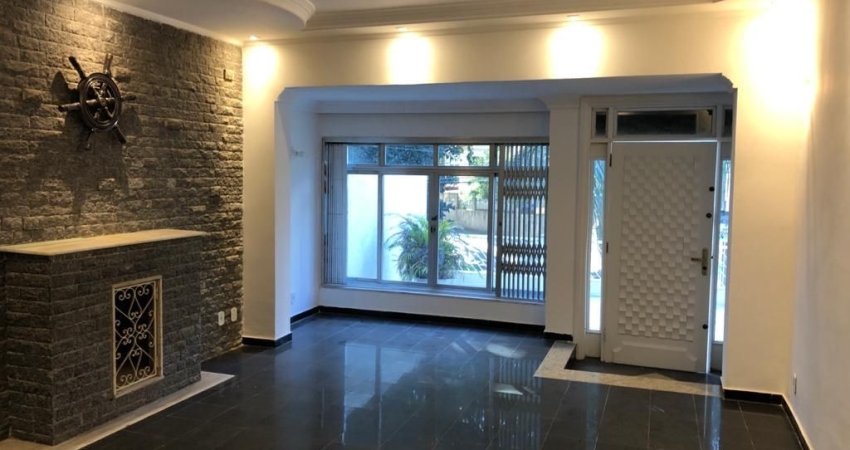 Casa a venda no miolo do Tatuapé com 400m² de terreno e 400m² de construção são 3 suítes sendo uma master com hidromassagem, sala de estar com lareira
