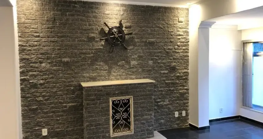 Casa para locação no miolo do Tatuapé com 400m² de terreno e 400m² de construção são 3 suítes sendo uma master com hidromassagem, sala de estar com lareira