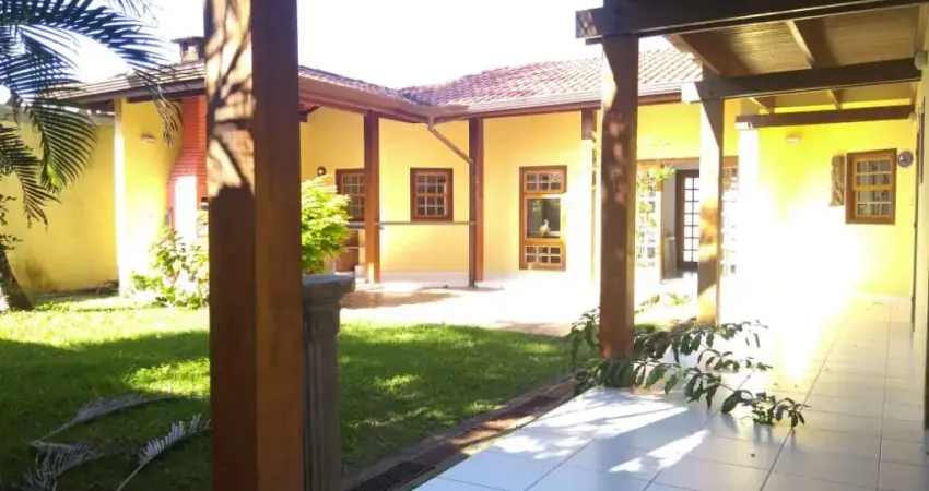 Sonho de Verão!!! Casa frente a praia no J. Mar e Sol Cidade Peruíbe. (Venda ou permuta) Suítes 4, Vagas 5, Área Útil 310,00