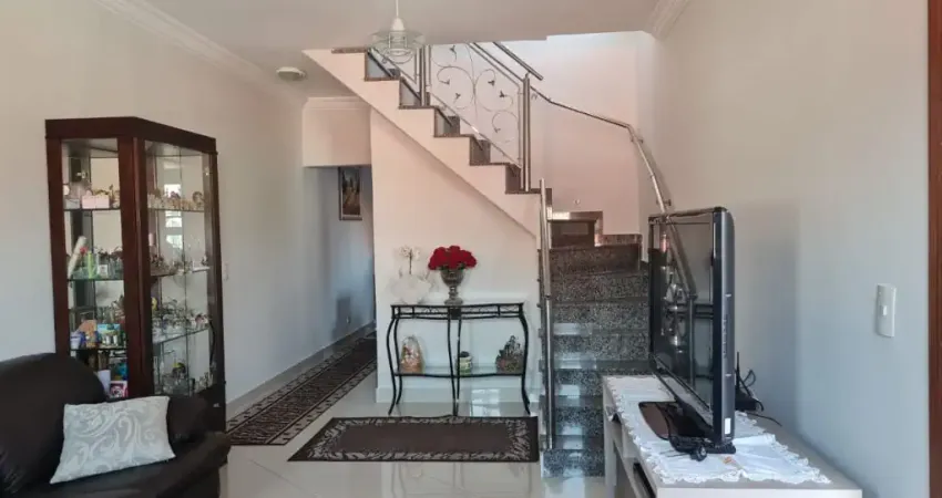 Bela Casa a venda na Vila Bela com 151 m² construídos,  3 vagas - 3 dormitórios sendo 1 suíte - 3 banheiros sendo 1 lavabo, corredor lateral e portão automático - moveis planejados