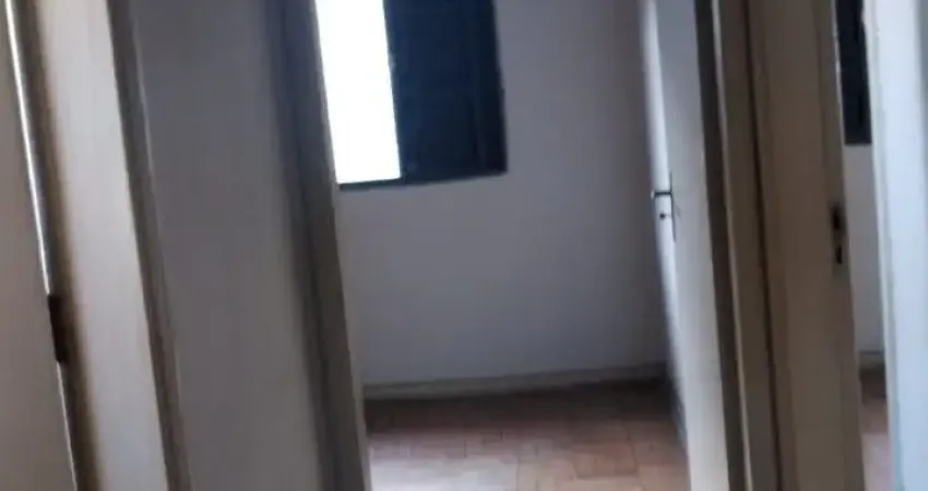 Casa no Parque São Lucas com terreno de 250m², sendo 8 metros de frente, 3 dormitórios, 1 suíte, 2 banheiros, sala ampla, cozinha.