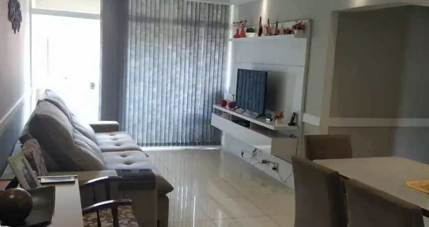 Amplo apartamento em São Caetano do Sul com 102mts², 3 dormitórios, uma suíte, 1 vaga, living com 2 ambientes cozinha, área de serviço, varanda envidraçada.