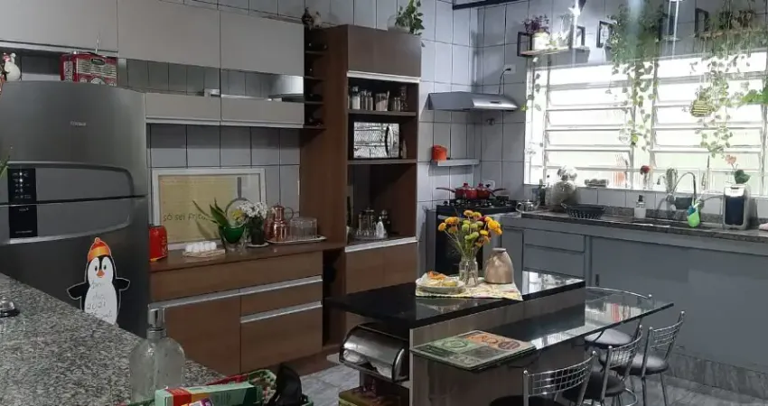 Casa na Vila Carrão com 143 mts² 3 dormitórios sendo um suíte, sala cozinha amplas, conceito aberto, total de 4 banheiros,edícula nos fundos, área de churrasqueira, quintal com pergolado.